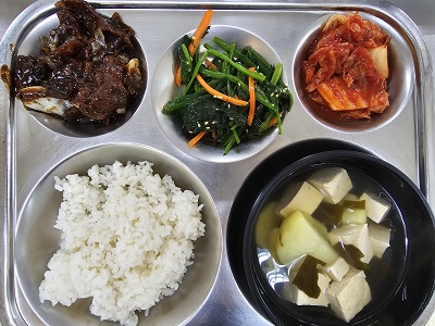 5.24:쌀밥,다시마감자국,돈육짜장볶음,시금치무침,배추김치