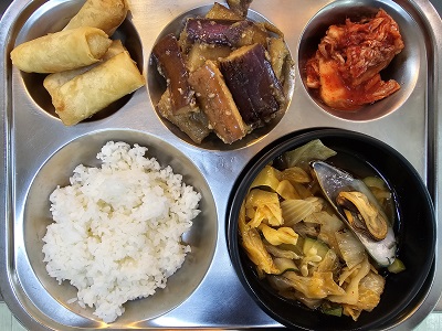 6.4:쌀밥,짬뽕국,스프링롤,가지볶음,배추김치