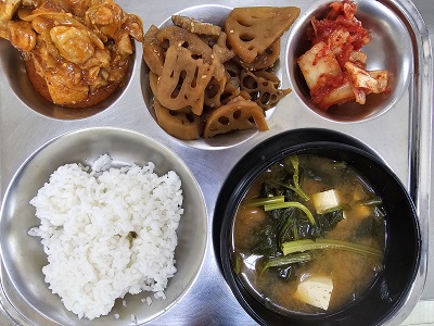 7.11:쌀밥,시금치된장국,치즈닭살양배추볶음,연근조림,배추김치