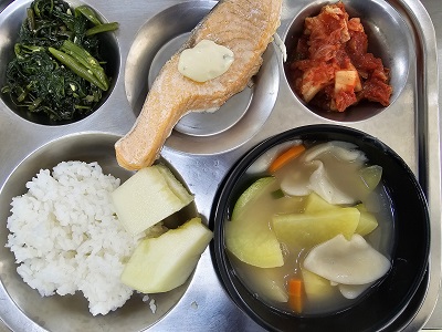 9.27:쌀밥,수제비국,연어구이&타르타르,캉콩볶음,배추김치,멜론