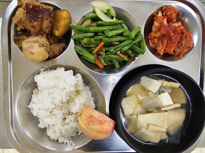 10.28:쌀밥,어묵국,닭살고구마조림,롱빈볶음,배추김치,사과