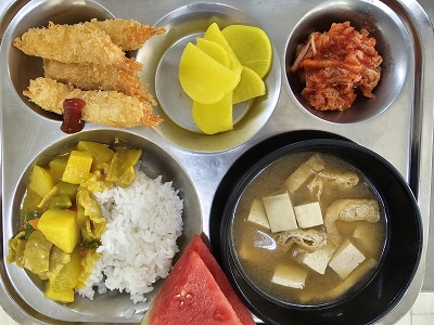 10.30:카레라이스,유부된장국,새우튀김&케찹,단무지,배추김치,수박