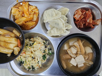 3.5:김밥볶음밥,유부된장국,떡볶이,찐만두,배추김치,두유