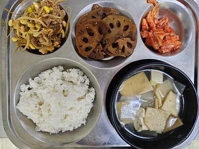 3.20:쌀밥,어묵국,돈육콩나물볶음,연근조림,배추김치