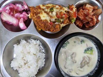 6.25:쌀밥,치킨크림스튜,떠먹는고구마피자,양배추피클,배추김치