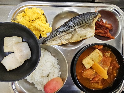 8.25:쌀밥,돈육김치찌개,고등어구이,스크램블에그,무말랭이무침,사과