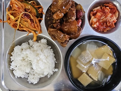 9.9:쌀밥,어묵국,돼지갈비조림,쫄면무침,배추김치