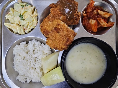 9.12:쌀밥,브로콜리크림스프,치킨까스&소스,코울슬로,김치볶음,멜론