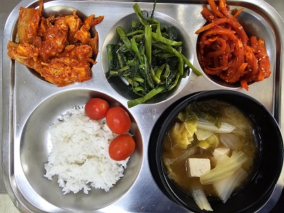 12.8:쌀밥,배추된장국,닭살김치볶음,캉콩볶음,무생채,방울토마토