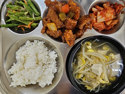 12.9:쌀밥,맑은콩나물국,돈육강정,롱빈볶음,배추김치