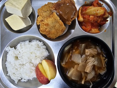 12.15:쌀밥,버섯찌개,치킨까스&소스,온두부,김치볶음,사과