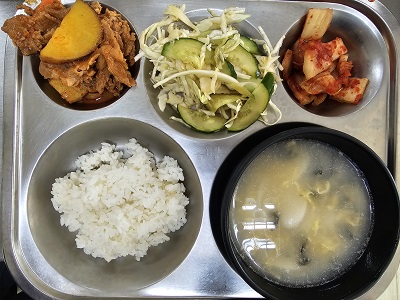 3.2:쌀밥,떡국,돈육고구마조림,오이양배추무침,배추김치,파인애플