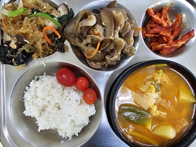 3.6:쌀밥,감자탕,잡채,가지볶음,무말랭이무침,방울토마토
