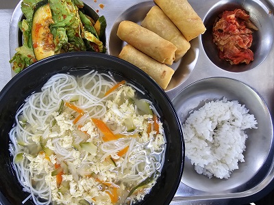 3.20:쌀밥,잔치국수,스프링롤,오이상추무침,배추김치,배