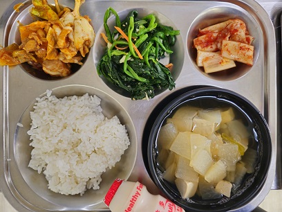 3.30:쌀밥,무국,치즈닭갈비,시금치무침,배추김치,요구르트