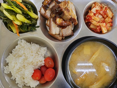 4.10:쌀밥,유부된장국,동파육,청경채볶음,배추김치,방울토마토