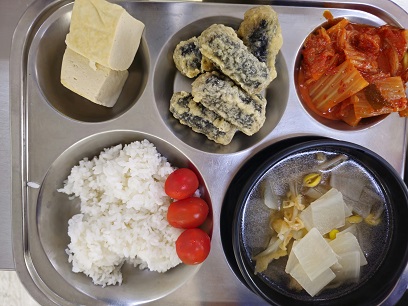 5.22:쌀밥,북어무국,김말이튀김,온두부,김치볶음,방울토마토
