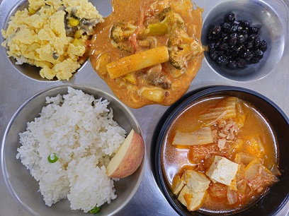5.25:완두콩밥,참치김치찌개,로제떡볶이,스크램블에그,콩자반,사과