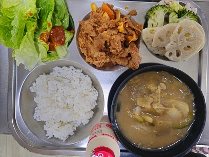 6.24:쌀밥,청국장찌개,제육볶음,상추&쌈장,연근샐러드,야쿠르트