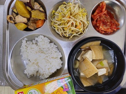 6.29:쌀밥,어묵국,닭살고구마조림,숙주나물무침,배추김치,주스