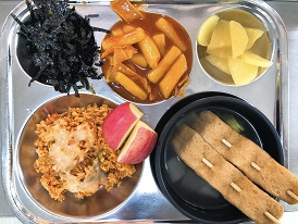 8.19:김치치즈볶음밥,꼬지어묵탕,떡볶이,김가루,단무지,사과