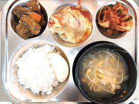 9.9:보리밥,북어콩나물국,돼지갈비조림,떠먹는감자피자,배추김치,배
