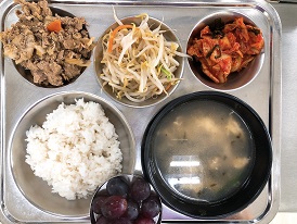 3.3:쌀밥,떡국,돈육양배추볶음,맛살숙주무침,배추김치,포도