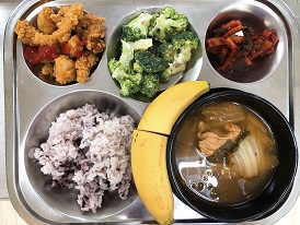 3.10:흑미밥,감자탕,팝콘치킨&케찹,브로콜리마요무침,무말랭이무침,바나나