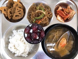3.25:쌀밥,짬뽕국,잡채,연근조림,배추김치,포도