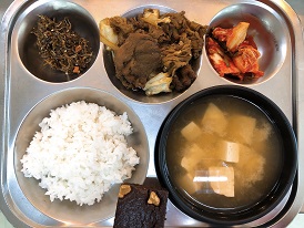 5.27:쌀밥,팽이된장국,소고기양배추볶음,멸치조림,배추김치,초코브라우니