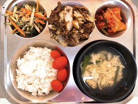 5.30:보리밥,부추계란국,돈육짜장볶음,오이사과무침,배추김치,방울토마토