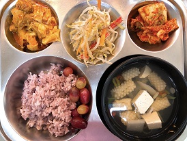 6.13:흑미밥,오징어무국,치즈닭갈비,맛살숙주무침,배추김치,포도