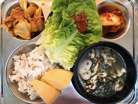 6.21:브라운쌀밥,떡국,오징어삼겹살볶음,상추&쌈장,배추김치,멜론