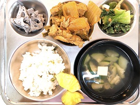 6.23:완두콩밥,호박새우젓국,김치등뼈찜,흑임자연근샐러드,청경채무침,파인애플