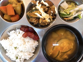 9.15:완두콩밥,순두부찌개,데리야끼닭살볶음(마요소스),감자조림,물김치,포도