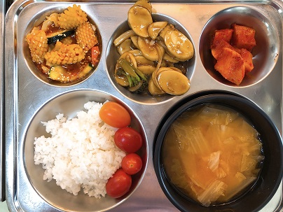 11.4:쌀밥,배추된장국,오징어야채볶음,떡베이컨간장조림,깍두기,방울토마토
