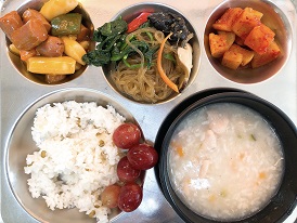 11.21:녹두밥,닭죽,소세지떡볶음,잡채,깍두기,포도