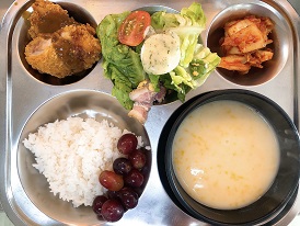 12.30:쌀밥,단호박스프,치킨까스&소스,시저샐러드&소스,배추김치,포도