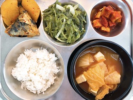 4.25:쌀밥,두부김치국,고등어무조림,미역줄기볶음,깍두기