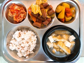 4.27:브라운쌀밥,유부된장국,소세지양배추볶음,감자조림,배추김치