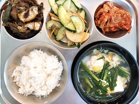 5.29:보리밥,부추계란국,돈육짜장볶음,오이사과무침,배추김치