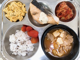8.22:흑미밥,감자고추장찌개,연어구이&타르타르,스크램블에그,배추김치,방울토마토