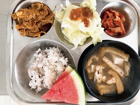 9.7:흑미밥,유부된장국,제육볶음,찐양배추&쌈장,배추김치,수박