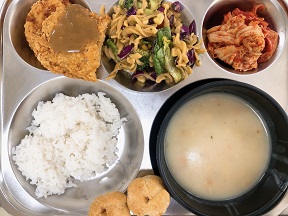 9.20: 쌀밥,야채스프,치킨까스&소스,푸실리샐러드,배추김치,크림퍼프