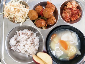 10.5:브라운쌀밥,수제비국,미트볼조림,천사채샐러드,배추김치,사과