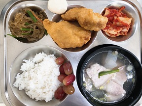 10.31:돼지국밥,생선까스&소스,잡채,배추김치,포도