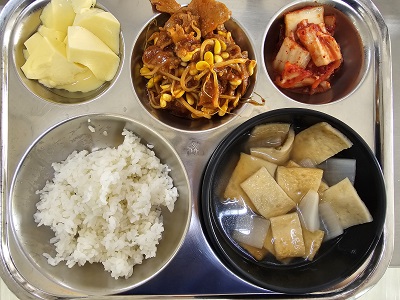 3.22:쌀밥,어묵국,돈육콩나물볶음,계란찜,배추김치,아이스크림