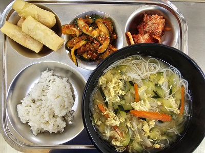 3.28:쌀밥,잔치국수,스프링롤,오이김치,배추김치
